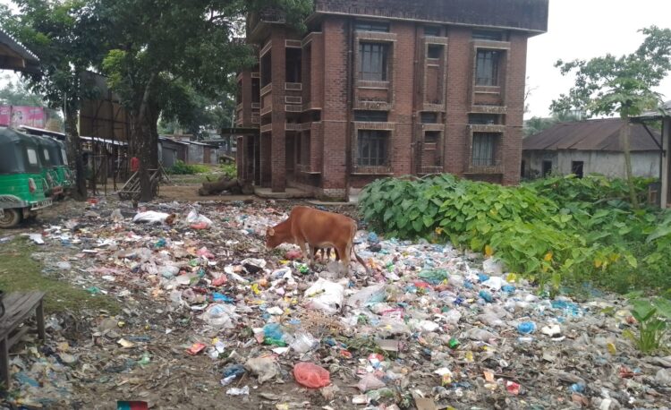 স্বাস্থ্যকেন্দ্রের পাশে ময়লার ভাগাড়