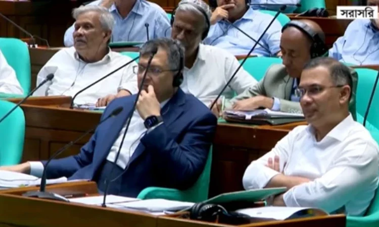 প্রধানমন্ত্রীর পাশের আসনে স্থান পেয়েছেন স্বরাষ্ট্রমন্ত্রী