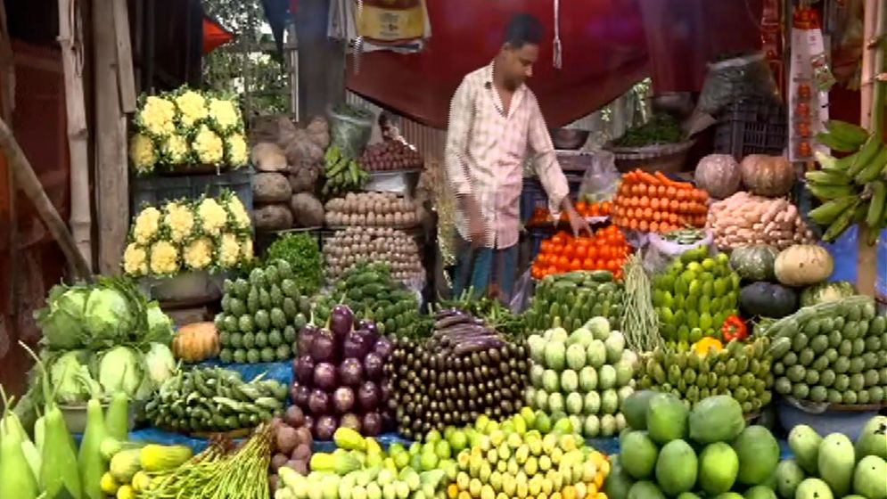 জ্বালানি তেলের মূল্যবৃদ্ধির ধাক্কা কাঁচাবাজারে, তদারকির দাবি