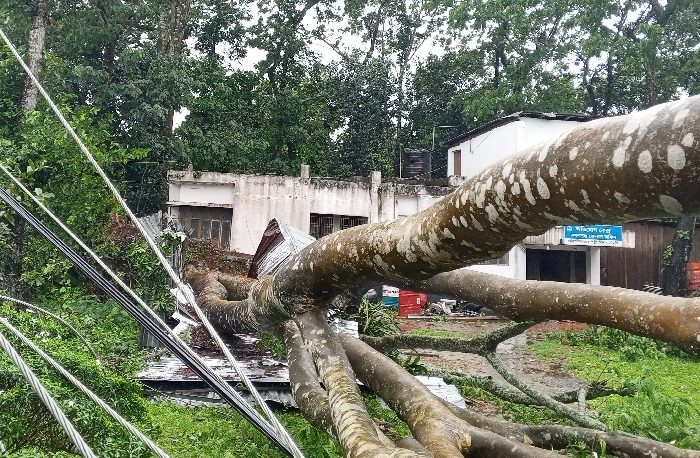 কালবৈশাখীর তাণ্ডবে অন্ধকারে কমলগঞ্জ