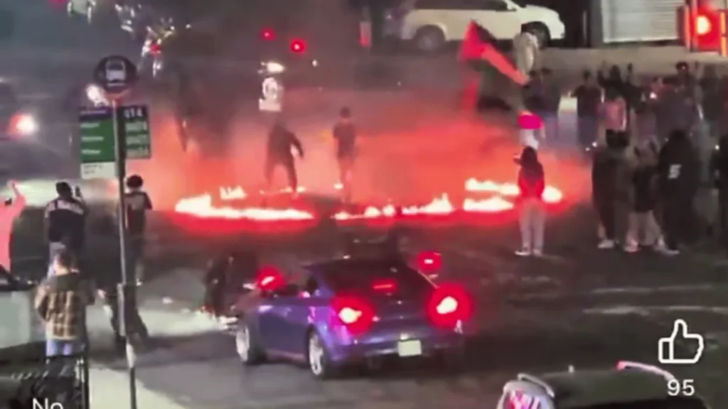 নিউইয়র্কে বেপরোয়া স্ট্রিট টেকওভার, পুলিশের গাড়িতে হামলা