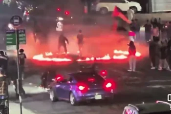 নিউইয়র্কে বেপরোয়া স্ট্রিট টেকওভার, পুলিশের গাড়িতে হামলা