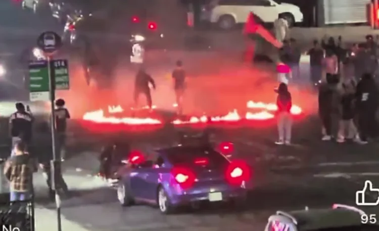 নিউইয়র্কে বেপরোয়া স্ট্রিট টেকওভার, পুলিশের গাড়িতে হামলা
