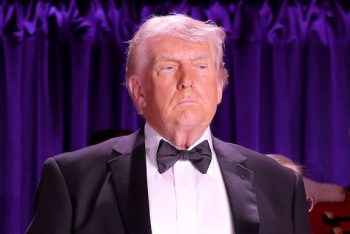 অল্পের জন্য প্রাণে বাঁচলেন ট্রাম্প