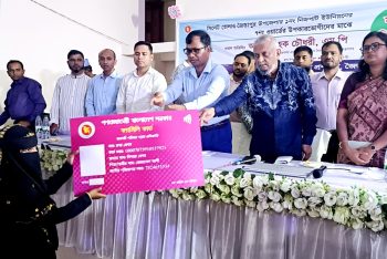 জৈন্তাপুরে ফ্যামিলি কার্ড বিতরণ করলেন মন্ত্রী আরিফুল হক চৌধুরী