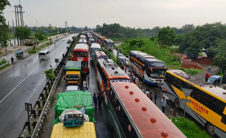 মহাসড়কে ৪৫ কিলোমিটার যানজট, বৃষ্টিতে ভোগান্তি