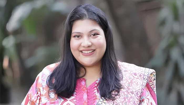 চলে গেলেন কারিনা কায়সার