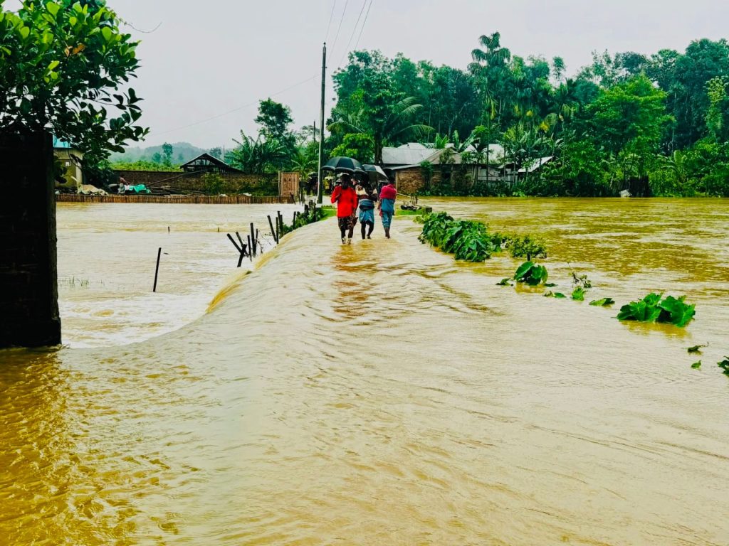 কমলগঞ্জের দুই গ্রাম প্লাবিত, বাঁধ ভেঙে জনদুর্ভোগ