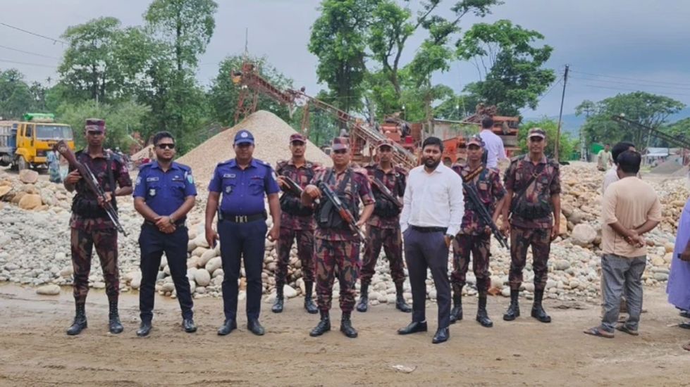 জাফলংয়ে ৭ হাজার ঘনফুট পাথর জব্দ