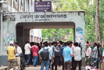কক্সবাজার আদালত চত্বরে দুই পক্ষের সংঘর্ষ