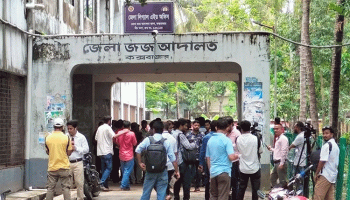 কক্সবাজার আদালত চত্বরে দুই পক্ষের সংঘর্ষ