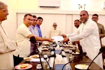 সিসিক পরিচ্ছন্নতাদের ঈদ উপহারের চেক দিলেন প্রধানমন্ত্রী