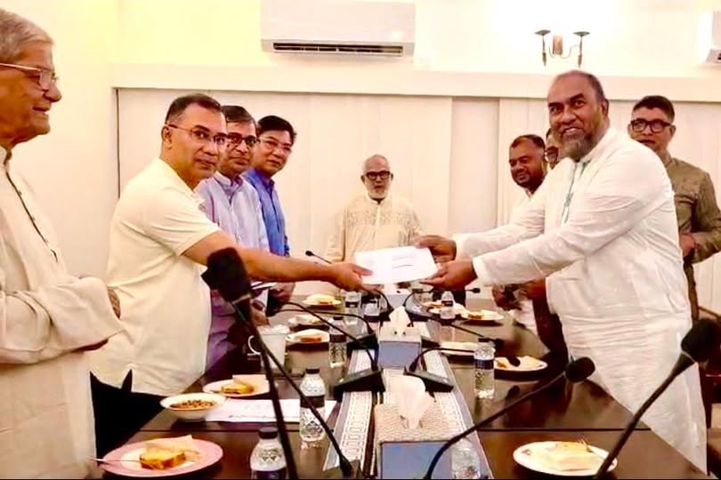 সিসিক পরিচ্ছন্নতাদের ঈদ উপহারের চেক দিলেন প্রধানমন্ত্রী