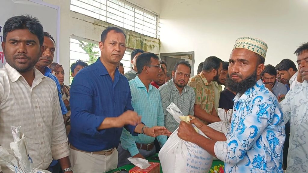তাহিরপুরে ক্ষতিগ্রস্ত কৃষকদের মাঝে চাল ও নগদ অর্থ বিতরণ