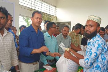 তাহিরপুরে ক্ষতিগ্রস্ত কৃষকদের মাঝে চাল ও নগদ অর্থ বিতরণ