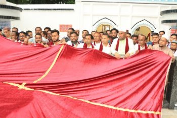 প্রধানমন্ত্রীর পক্ষে শাহজালাল (র.) মাজারে গিলাফ ছড়ালেন সিসিক প্রশাসক