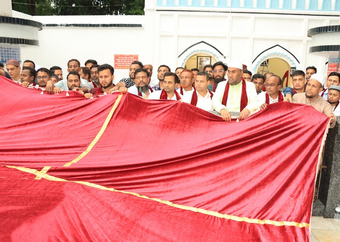 প্রধানমন্ত্রীর পক্ষে শাহজালাল (র.) মাজারে গিলাফ ছড়ালেন সিসিক প্রশাসক