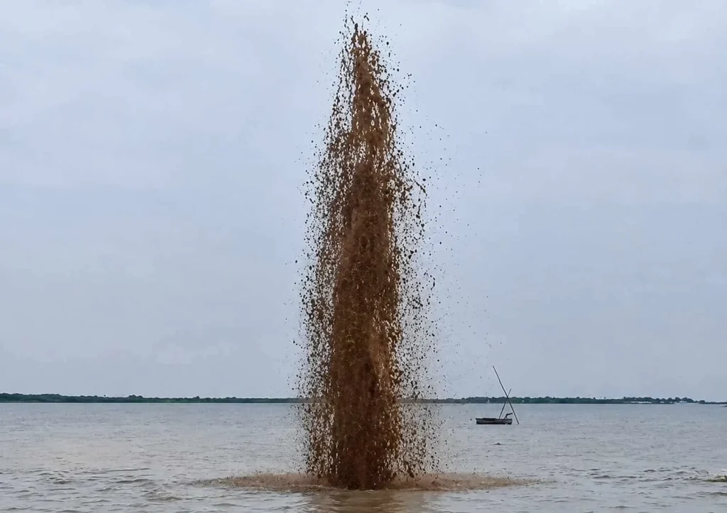 সুনামগঞ্জের হাওরে গ্যাস নাকি অন্য কিছু