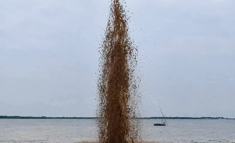 সুনামগঞ্জের হাওরে গ্যাস নাকি অন্য কিছু