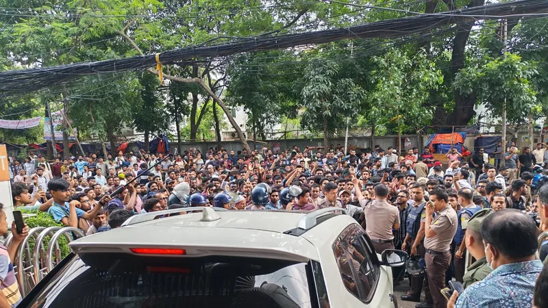 প্রবাসী কল্যাণ মন্ত্রণালয় ঘেরাও কোরিয়া ভিসা প্রত্যাশীদের