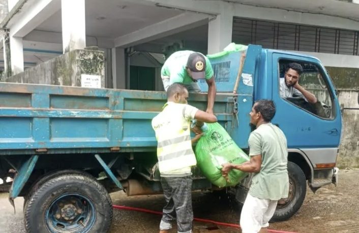 সিলেটে কোরবানির বর্জ্য ব্যবস্থাপনায় সিসিকের ‘পচনশীল ব্যাগ’, তবে বিতরণে সীমাবদ্ধতা