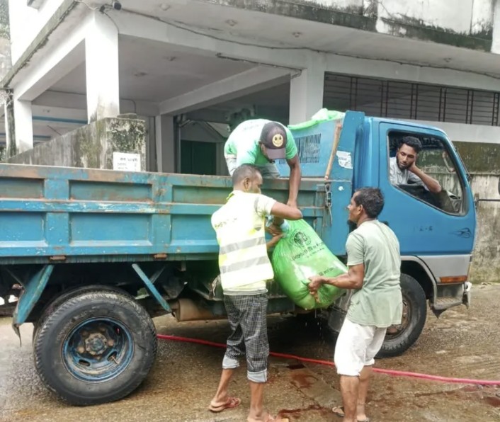 সিলেটে কোরবানির বর্জ্য ব্যবস্থাপনায় সিসিকের ‘পচনশীল ব্যাগ’, তবে বিতরণে সীমাবদ্ধতা