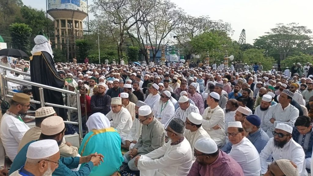 শাহী ঈদগাহে লাখো মুসল্লির ঈদ জামাত, ফিলিস্তিনসহ নির্যাতিত মুসলমানদের জন্য বিশেষ মোনাজাত