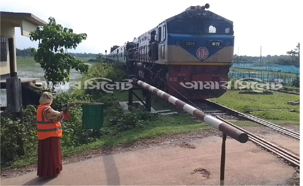 যে নারীর হাতের ইশারায় নিয়ন্ত্রিত হয় ট্রেন