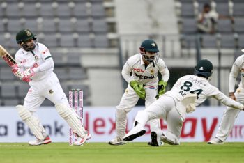 ব্যাটিং বিপর্যয়ে বাংলাদেশ