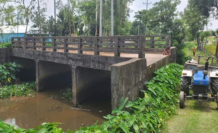 ব্রিজ নির্মাণের ২০ বছরেও হয়নি সংযোগ সড়ক