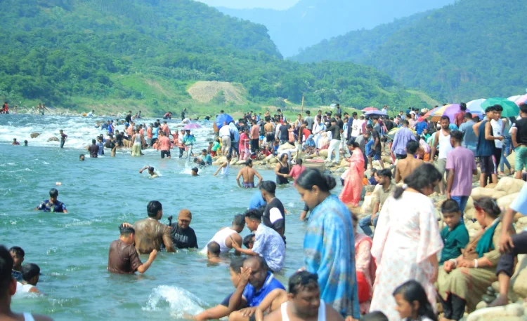 পর্যটকদের ভিড় সাদাপাথরে