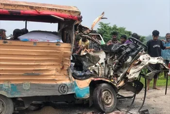 সুনামগঞ্জে বাস-লেগুনার মুখোমুখি সংঘর্ষ: নিহত ২, আহত ৩