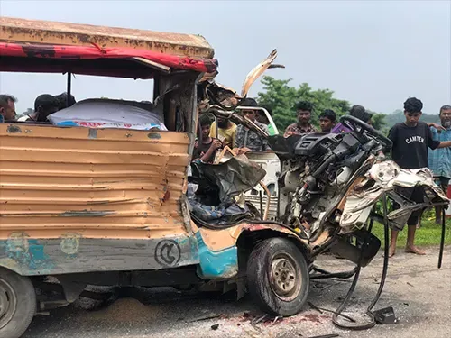 সুনামগঞ্জে বাস-লেগুনার মুখোমুখি সংঘর্ষ: নিহত ২, আহত ৩