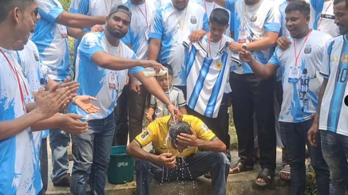 দুধ দিয়ে গোসল করে ‘আর্জেন্টাইন’ হলেন ব্রাজিল সমর্থক