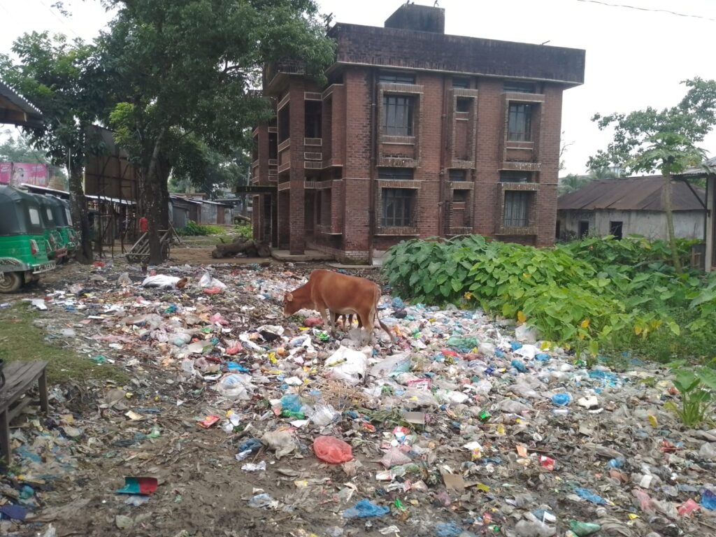 স্বাস্থ্যকেন্দ্রের পাশে ময়লার ভাগাড়