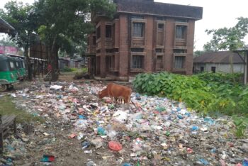 স্বাস্থ্যকেন্দ্রের পাশে ময়লার ভাগাড়
