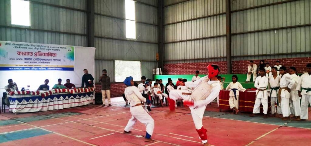 মৌলভীবাজারে বালক-বালিকাদের কারাতে প্রতিযোগিতা