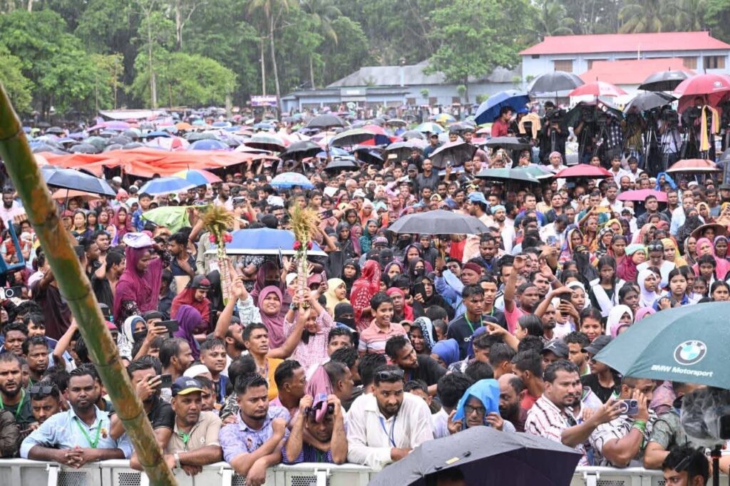 প্রবল বৃষ্টি উপেক্ষা করে প্রধানমন্ত্রীর অনুষ্ঠানস্থলে মানুষের ঢল