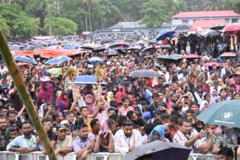 প্রবল বৃষ্টি উপেক্ষা করে প্রধানমন্ত্রীর অনুষ্ঠানস্থলে মানুষের ঢল