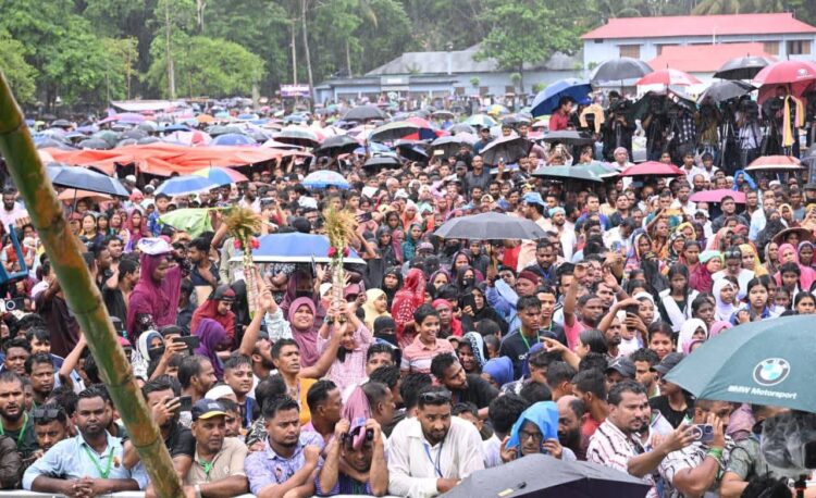 প্রবল বৃষ্টি উপেক্ষা করে প্রধানমন্ত্রীর অনুষ্ঠানস্থলে মানুষের ঢল