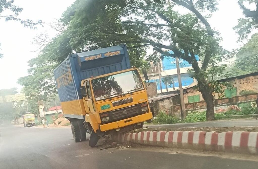 দক্ষিণ সুরমায় রোড ডিভাইডার যেন মরণফাঁদ