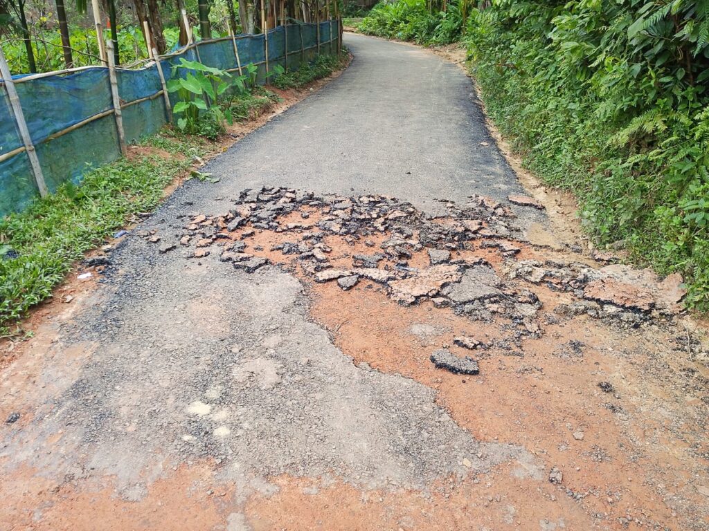 কুলাউড়ায় হাতের টানে উঠে যাচ্ছে সড়কের কার্পেটিং