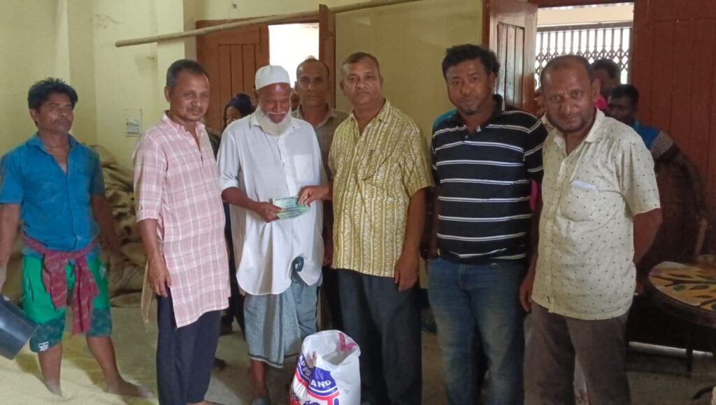 তাহিরপুরে ক্ষতিগ্রস্ত কৃষকদের চাল ও নগদ অর্থ বিতরণ
