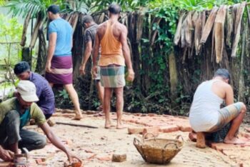 কুলাউড়ায় স্বেচ্ছাশ্রমে কাঁচা রাস্তা মেরামত
