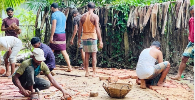 কুলাউড়ায় স্বেচ্ছাশ্রমে কাঁচা রাস্তা মেরামত