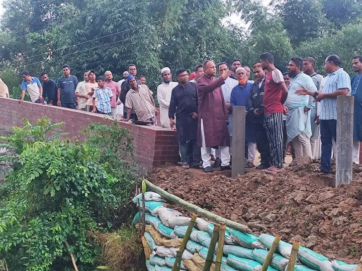 গোলাপগঞ্জের ‘দেওয়ানের পুল’র কাজ পরিদর্শনে এডভোকেট এমরান চৌধুরী এমপি 