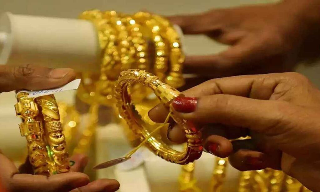 ২২ ক্যারেট বলে ২০ ক্যারেট স্বর্ণ বিক্রি, ব্যবসায়ীকে ৫০ হাজার টাকা জরিমানা