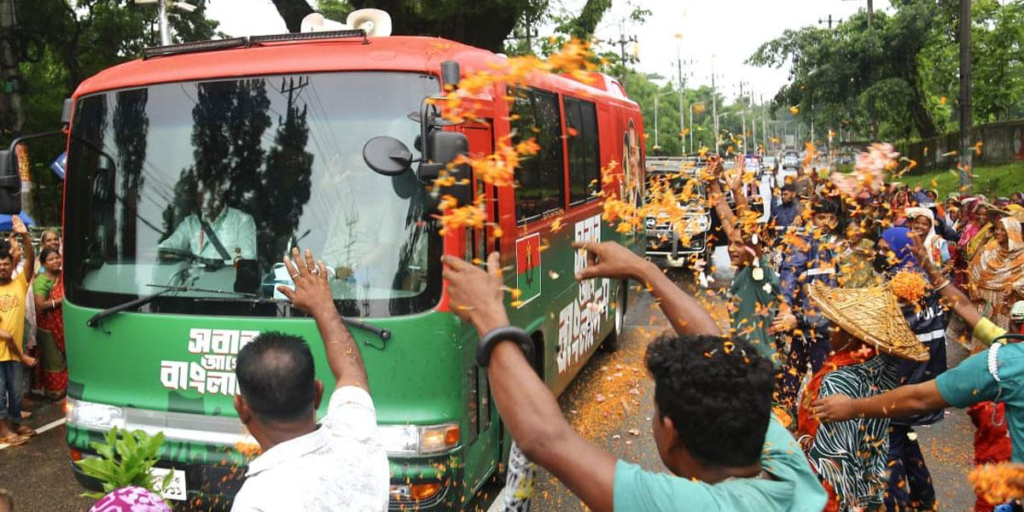 সিলেটে ফুল ছিটিয়ে প্রধানমন্ত্রীকে শুভেচ্ছা জানান চা-শ্রমিকরা