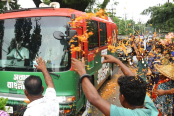 সিলেটে ফুল ছিটিয়ে প্রধানমন্ত্রীকে শুভেচ্ছা জানান চা-শ্রমিকরা