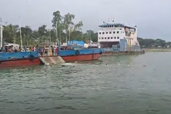 আবারও পদ্মা নদীতে পড়ল বাস